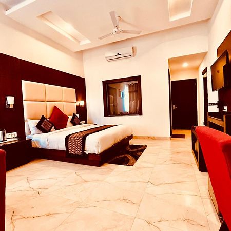 Hotel The Onix Dehradun Buitenkant foto