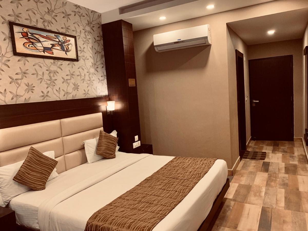 Hotel The Onix Dehradun Buitenkant foto
