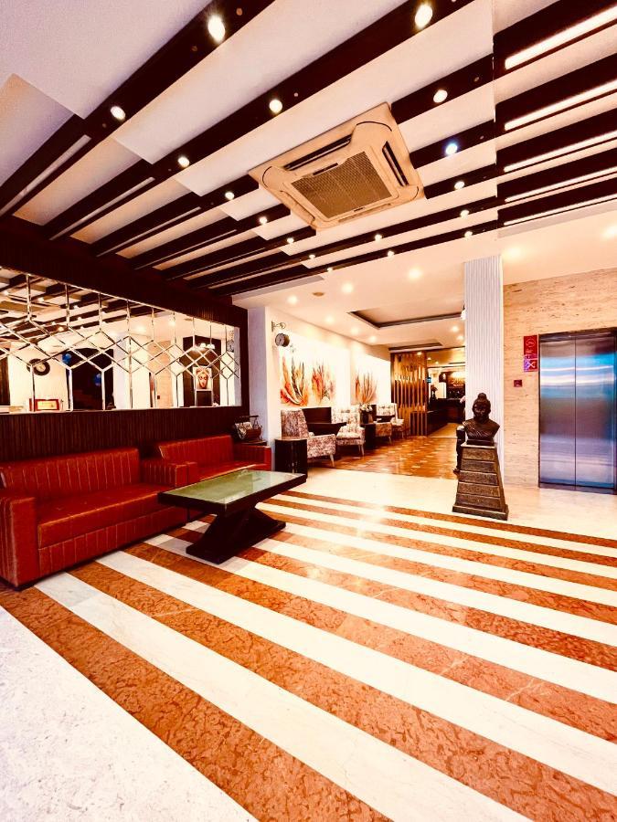 Hotel The Onix Dehradun Buitenkant foto