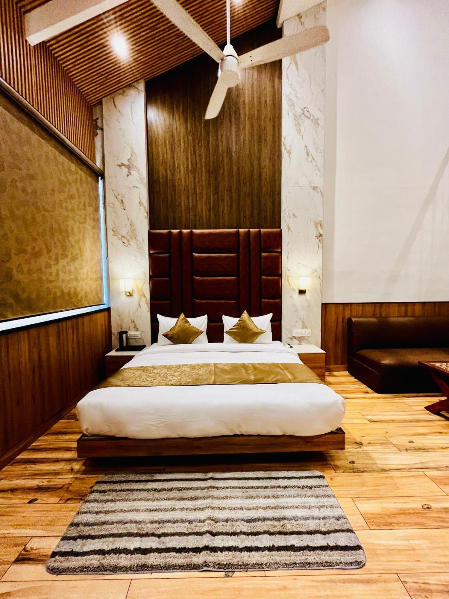 Hotel The Onix Dehradun Buitenkant foto
