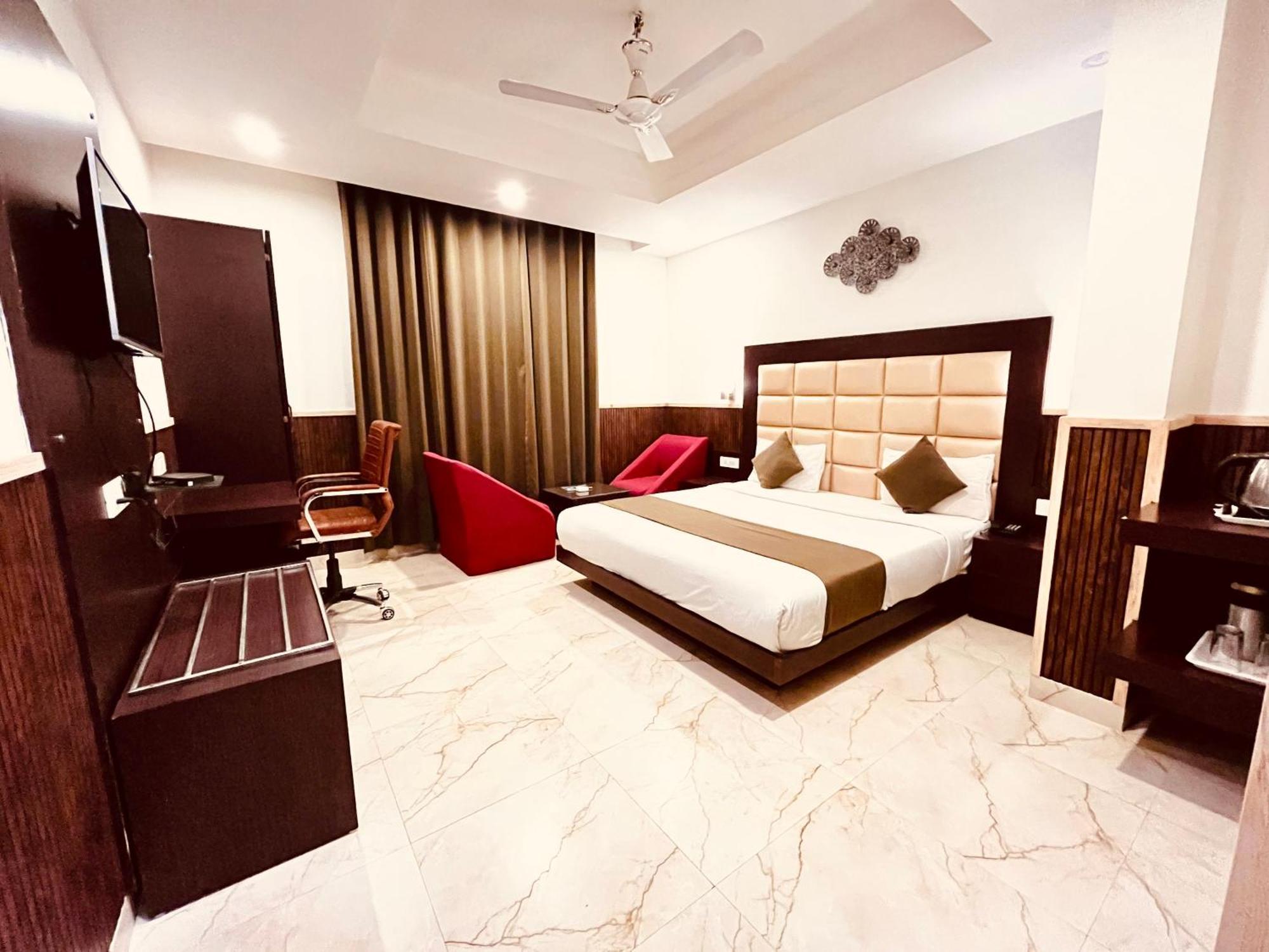 Hotel The Onix Dehradun Buitenkant foto
