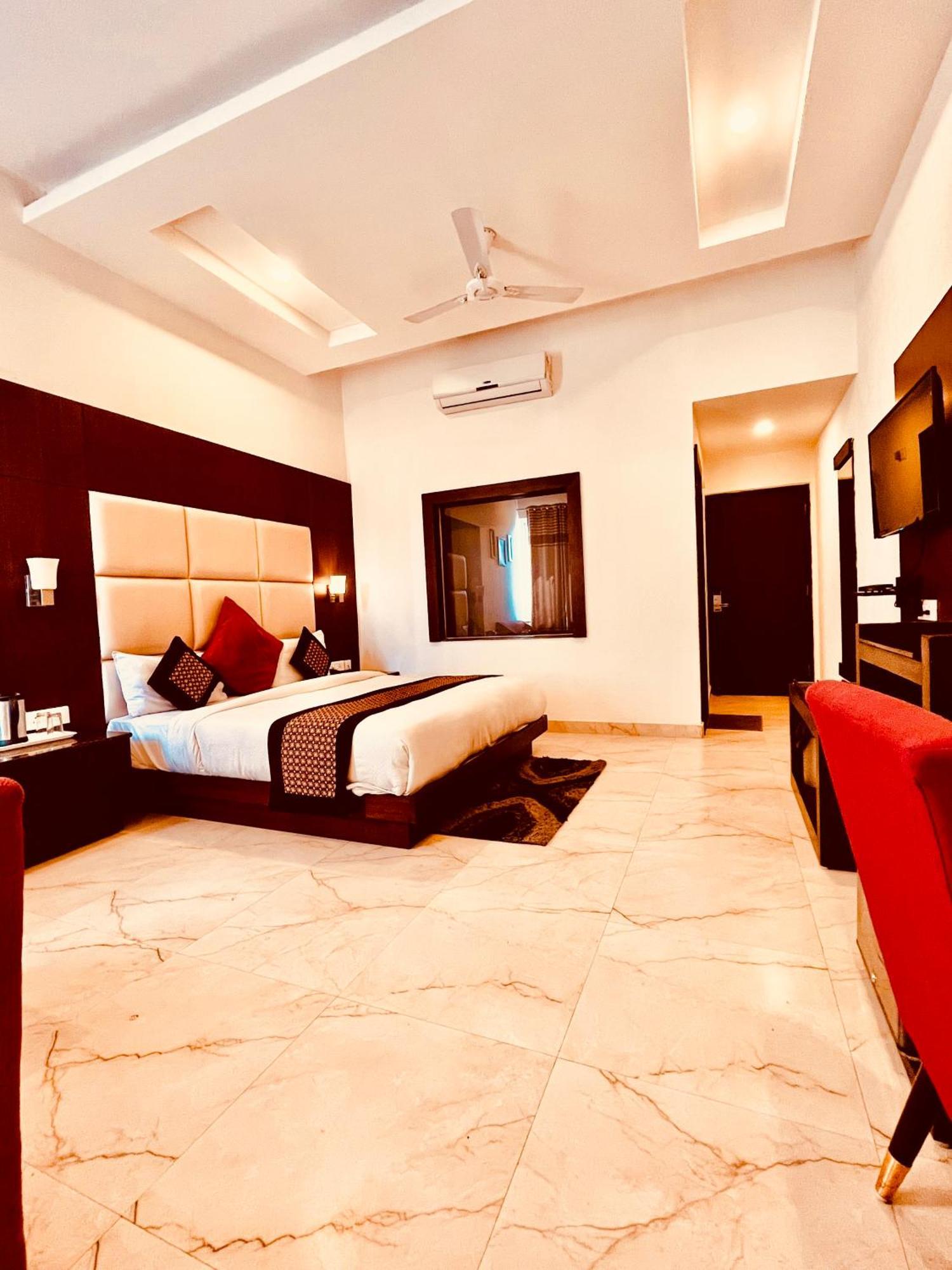 Hotel The Onix Dehradun Buitenkant foto