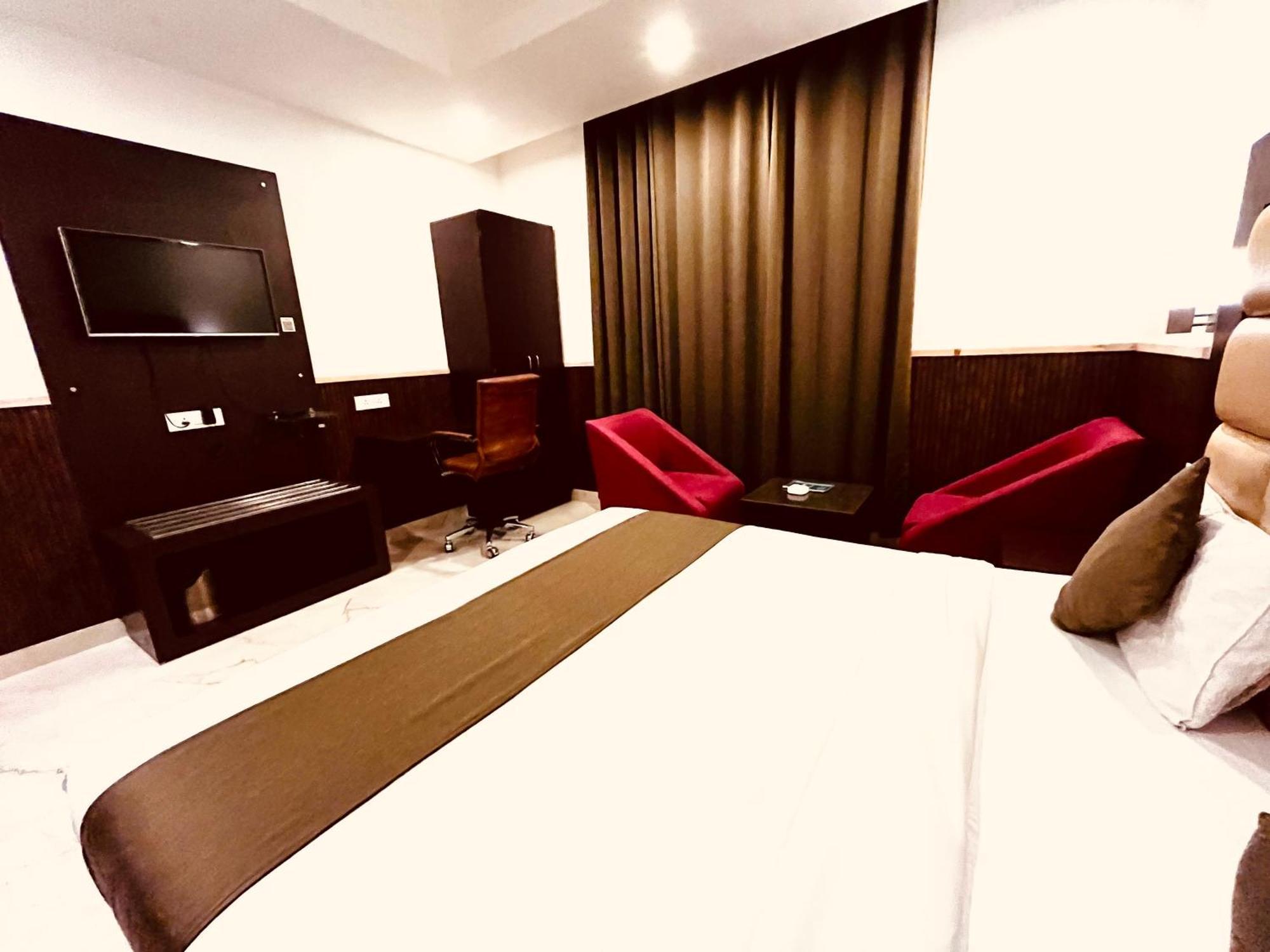 Hotel The Onix Dehradun Buitenkant foto
