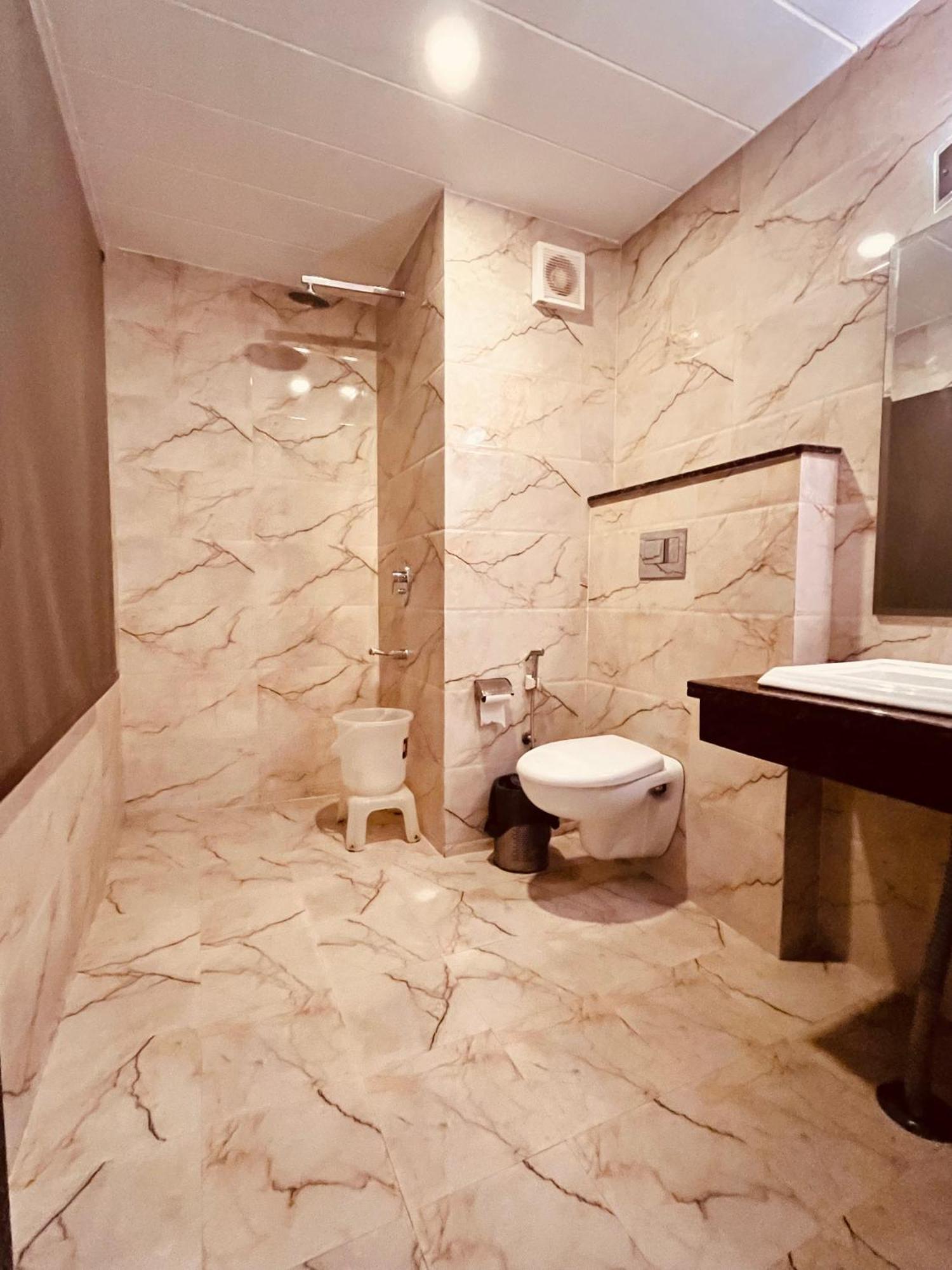 Hotel The Onix Dehradun Buitenkant foto