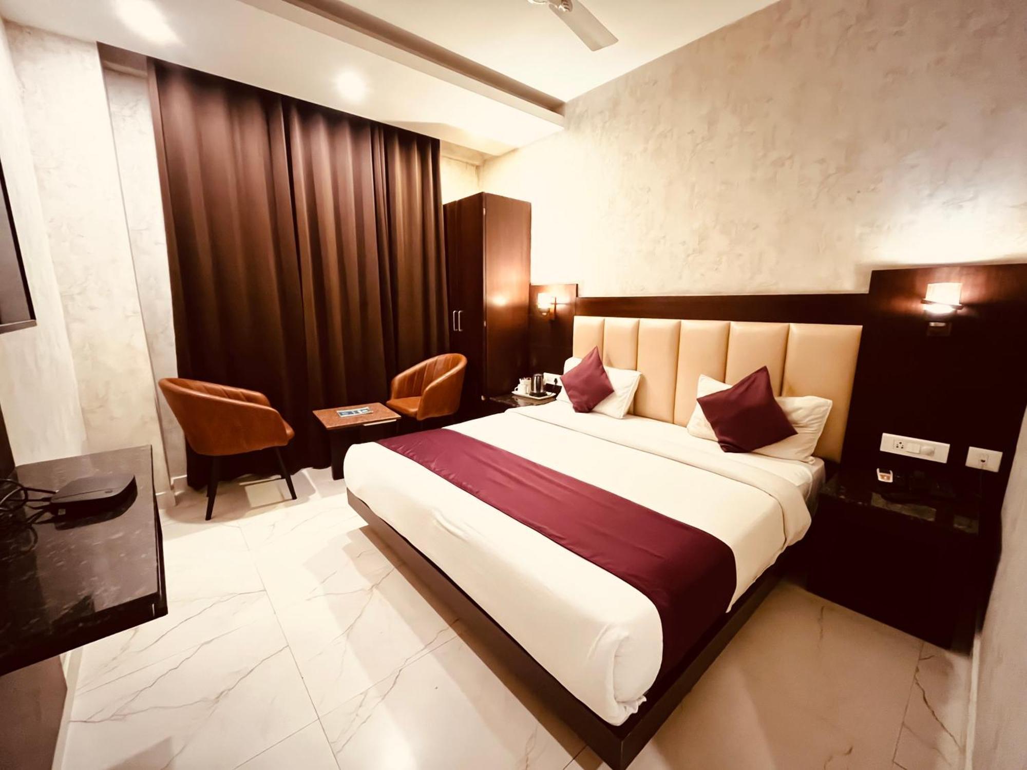 Hotel The Onix Dehradun Buitenkant foto