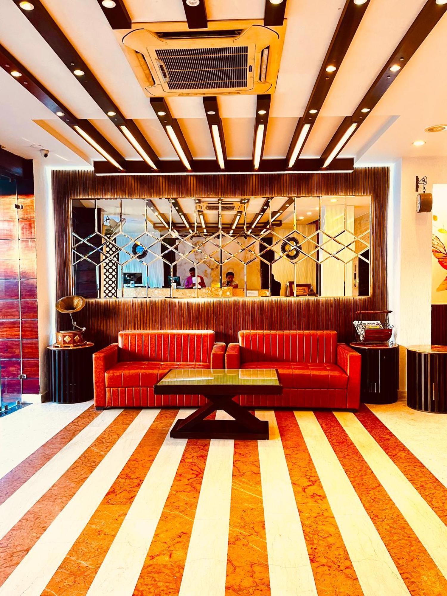 Hotel The Onix Dehradun Buitenkant foto